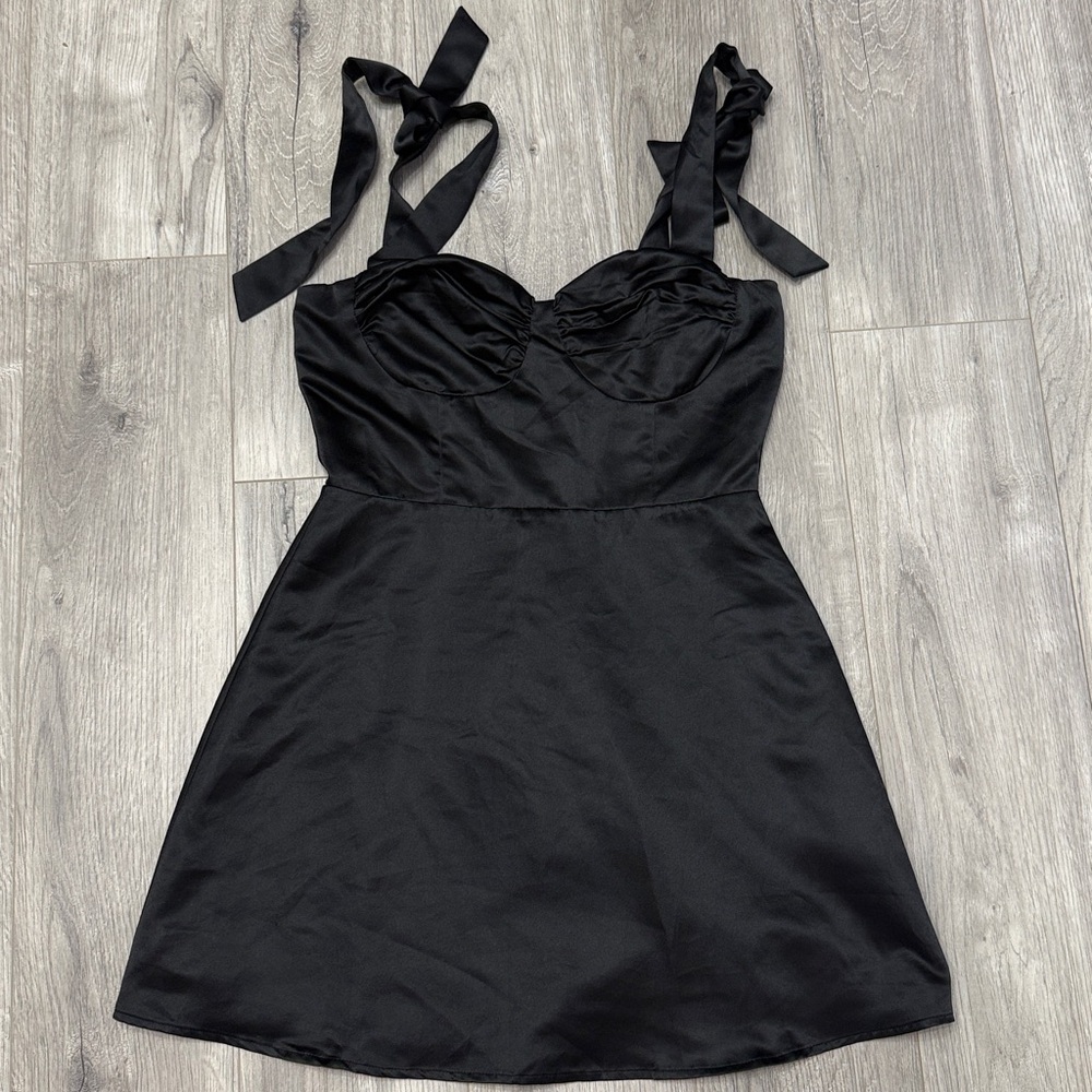 Sold out Lucy In The Sky Nelia Satin Dress - Size M ✨ - Picture 4 of 8